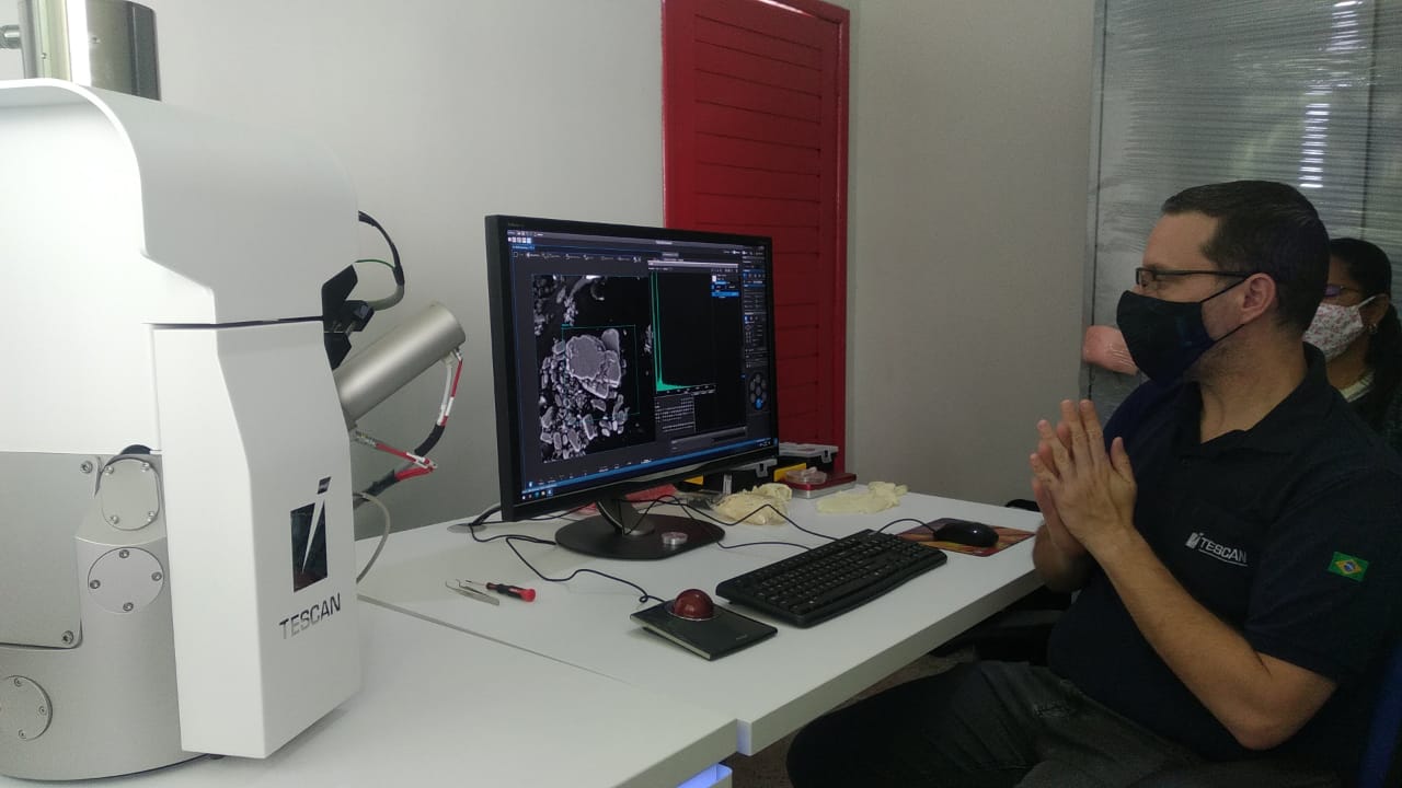 Microscópio Eletrônico de Varredura (MEV) Vega da TECSCAN 3.jpeg Microscópio Eletrônico de Varredura (MEV) Vega da TECSCAN 3.jpeg